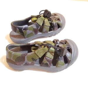 Keen boys camu water outdoor sandals size 5